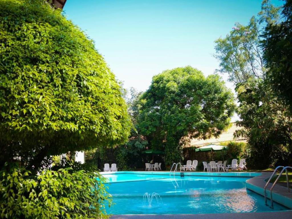 hotel-hilltop-swimming-pool
